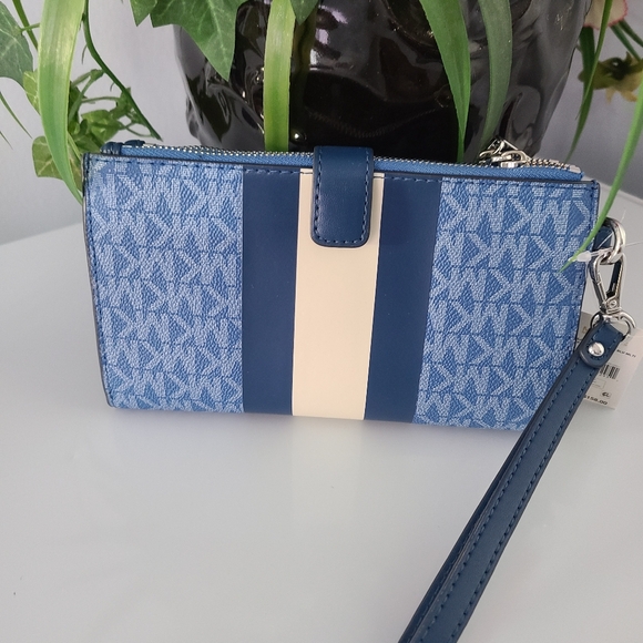 Michael Kors Jet Set Wallet - Picture 6 of 7